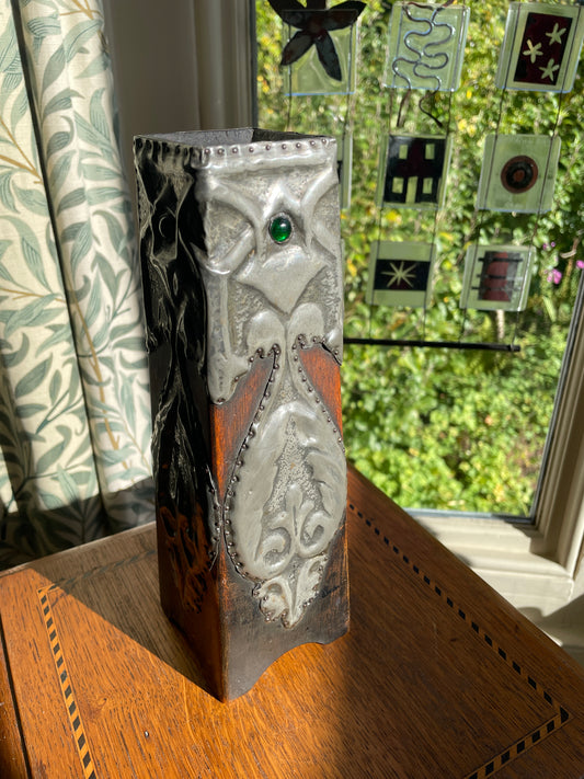 Arts & Crafts Pewter and Oak Vase c.1900 – Handcrafted English Art Nouveau Design with Green Cabochon Glass Jewel, 25 cm