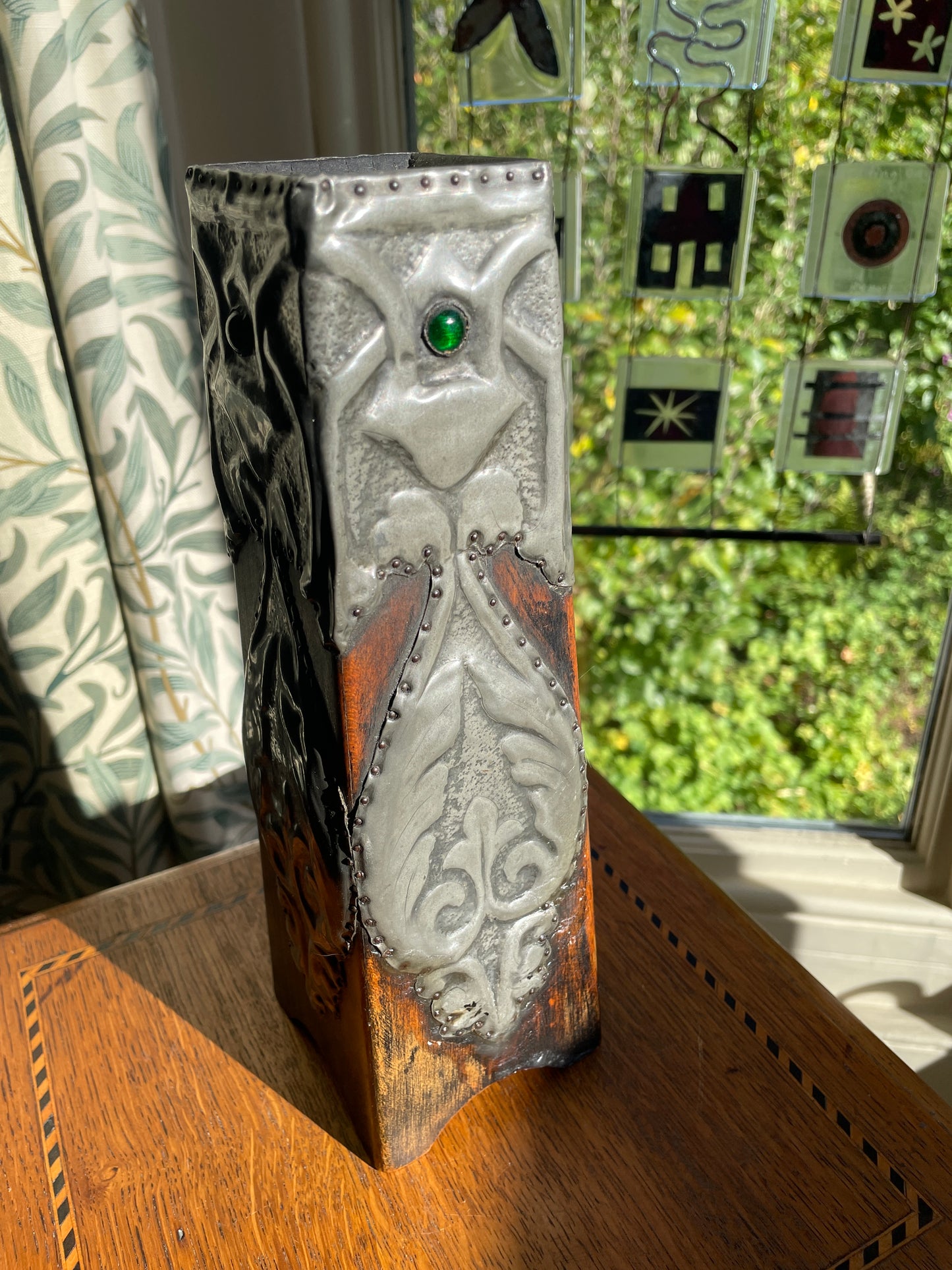 Arts & Crafts Pewter and Oak Vase c.1900 – Handcrafted English Art Nouveau Design with Green Cabochon Glass Jewel, 25 cm