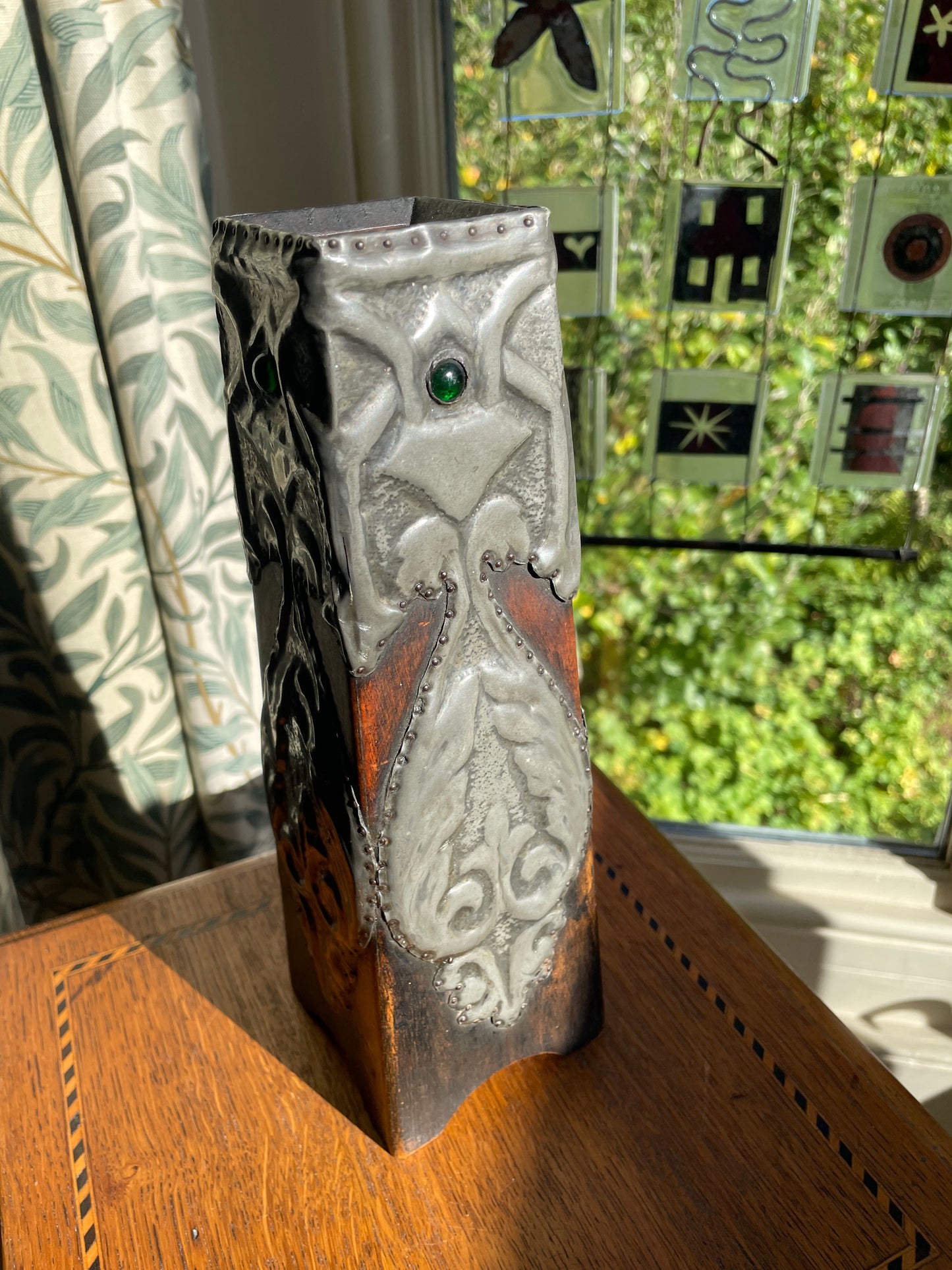 Arts & Crafts Pewter and Oak Vase c.1900 – Handcrafted English Art Nouveau Design with Green Cabochon Glass Jewel, 25 cm