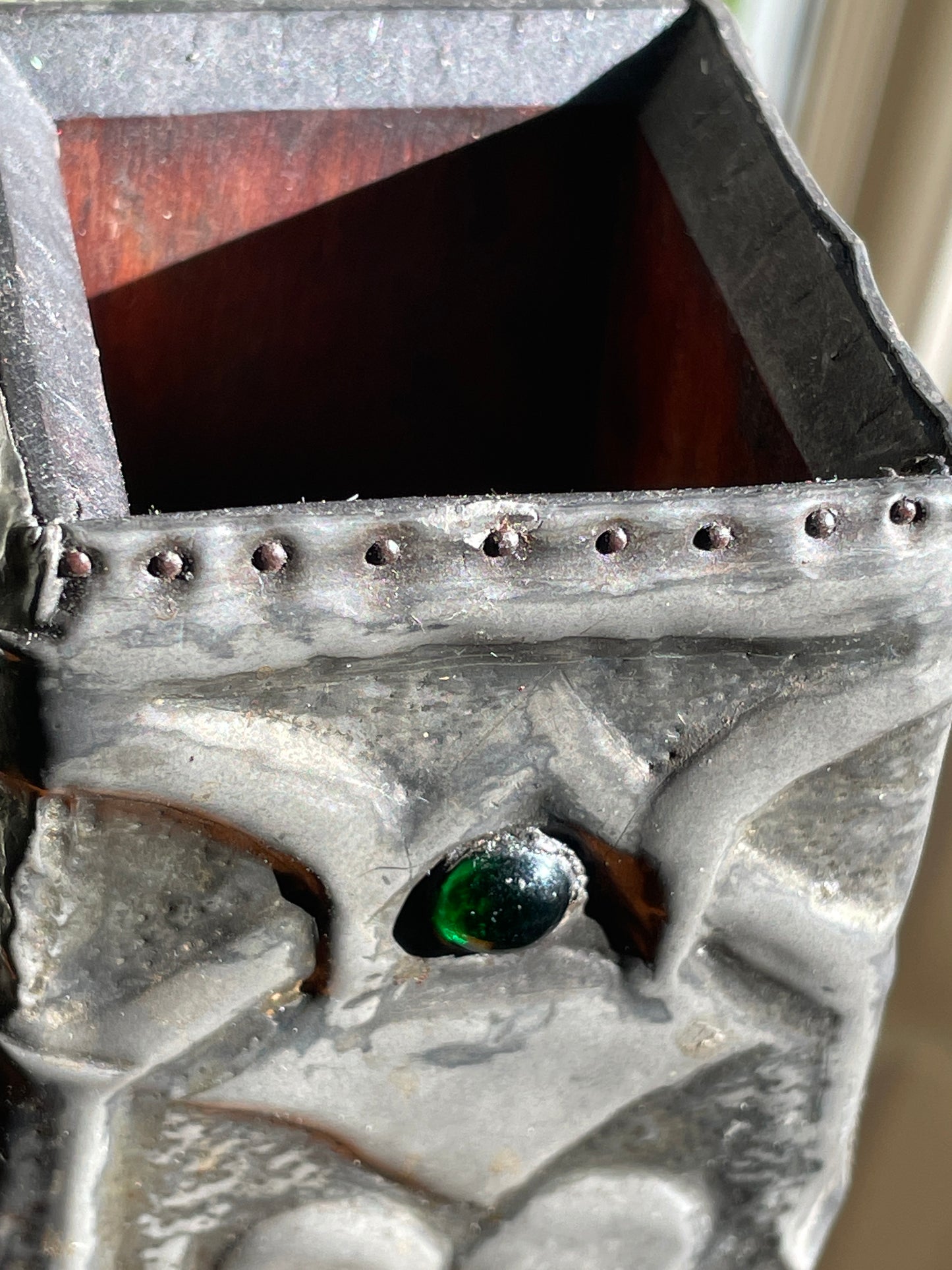 Arts & Crafts Pewter and Oak Vase c.1900 – Handcrafted English Art Nouveau Design with Green Cabochon Glass Jewel, 25 cm
