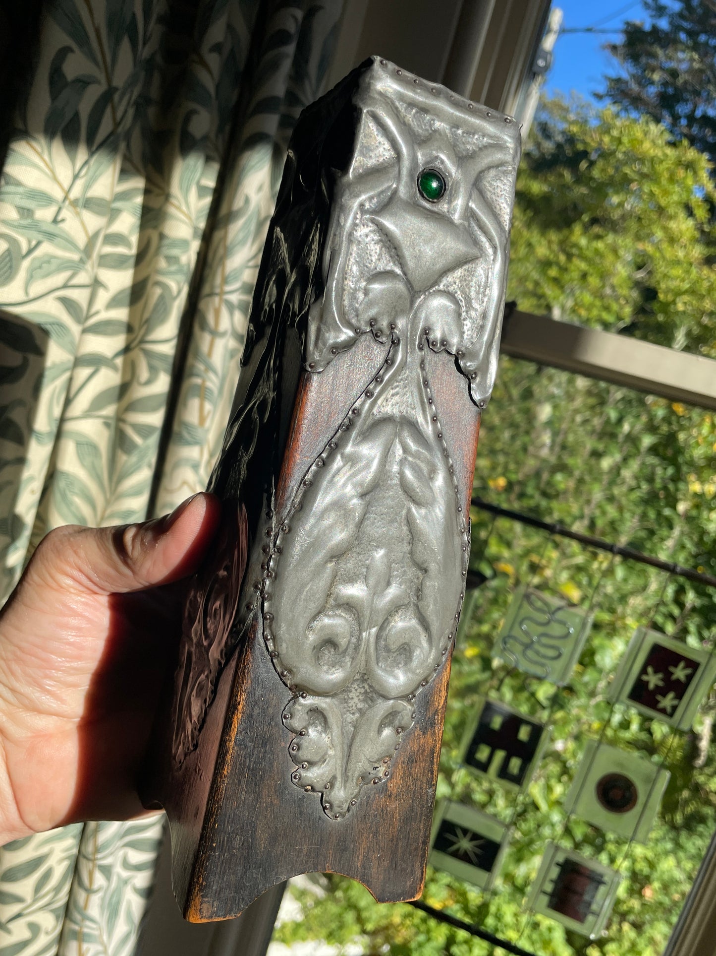 Arts & Crafts Pewter and Oak Vase c.1900 – Handcrafted English Art Nouveau Design with Green Cabochon Glass Jewel, 25 cm