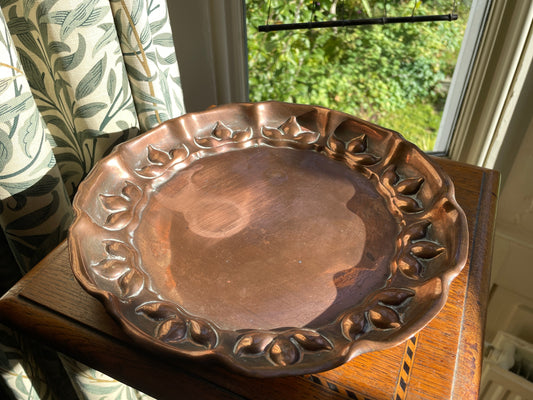 Arts & Crafts Copper Tray by Beldray England c.1920 – Hand-Hammered Copper Charger with Repoussé Leaf Border, 25 cm