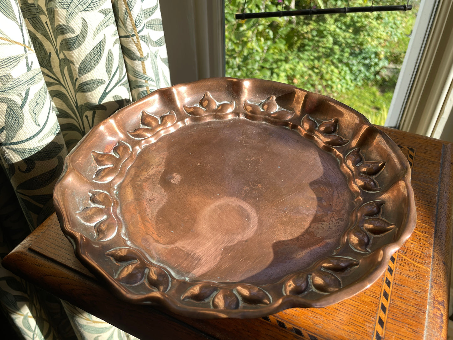 Arts & Crafts Copper Tray by Beldray England c.1920 – Hand-Hammered Copper Charger with Repoussé Leaf Border, 25 cm