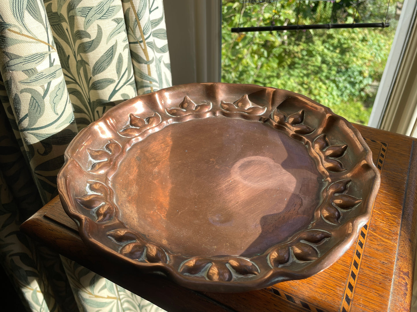 Arts & Crafts Copper Tray by Beldray England c.1920 – Hand-Hammered Copper Charger with Repoussé Leaf Border, 25 cm