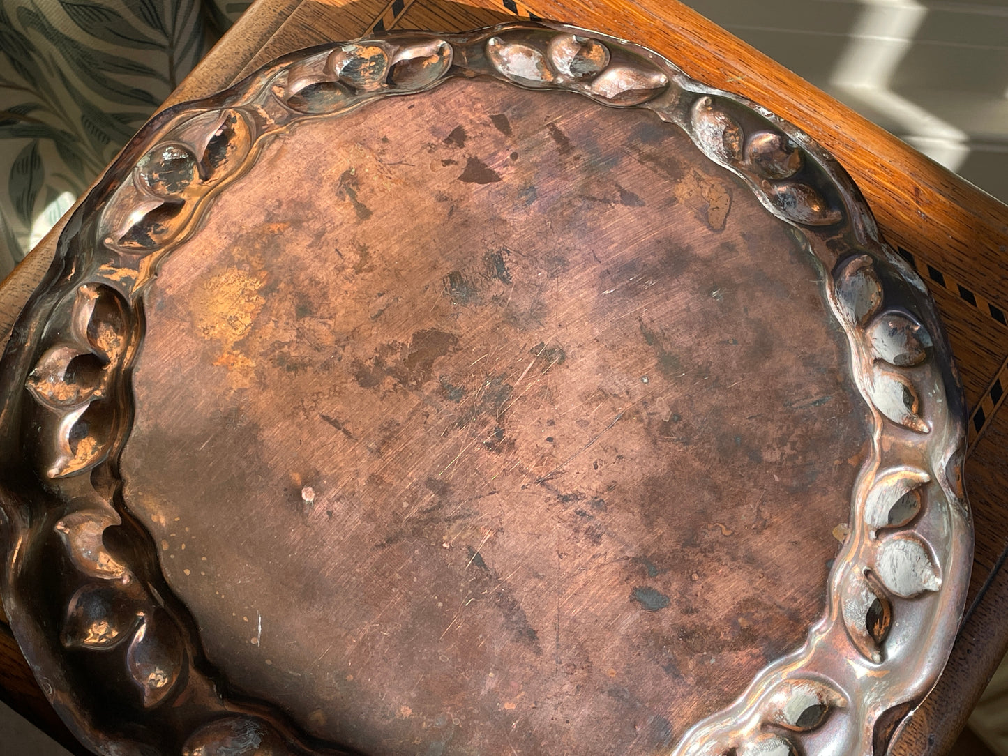 Arts & Crafts Copper Tray by Beldray England c.1920 – Hand-Hammered Copper Charger with Repoussé Leaf Border, 25 cm