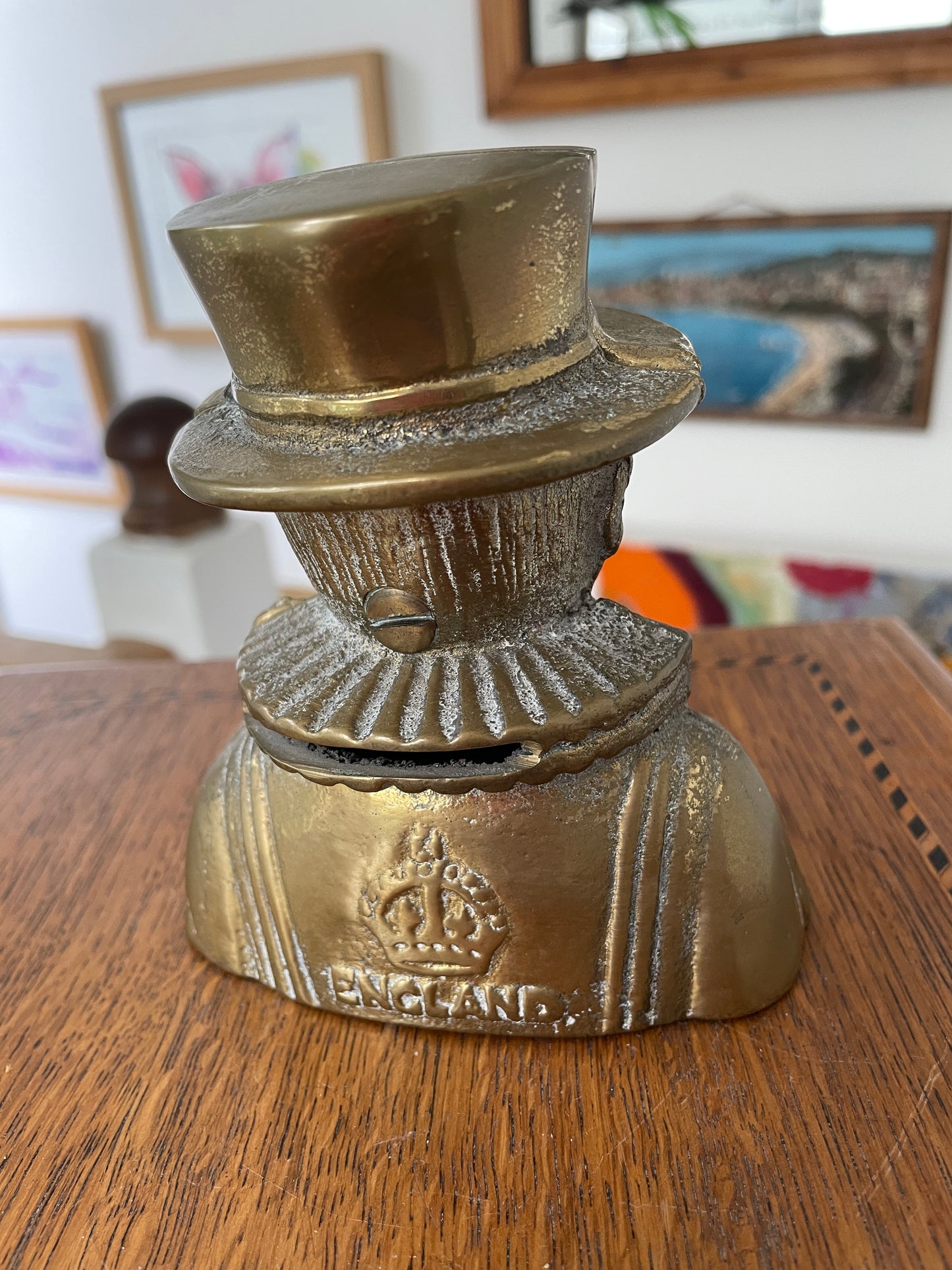 Vintage Brass Beefeater Money Box – English Mid-Century Tower of London Souvenir Coin Bank Marked ENGLAND, 12 cm
