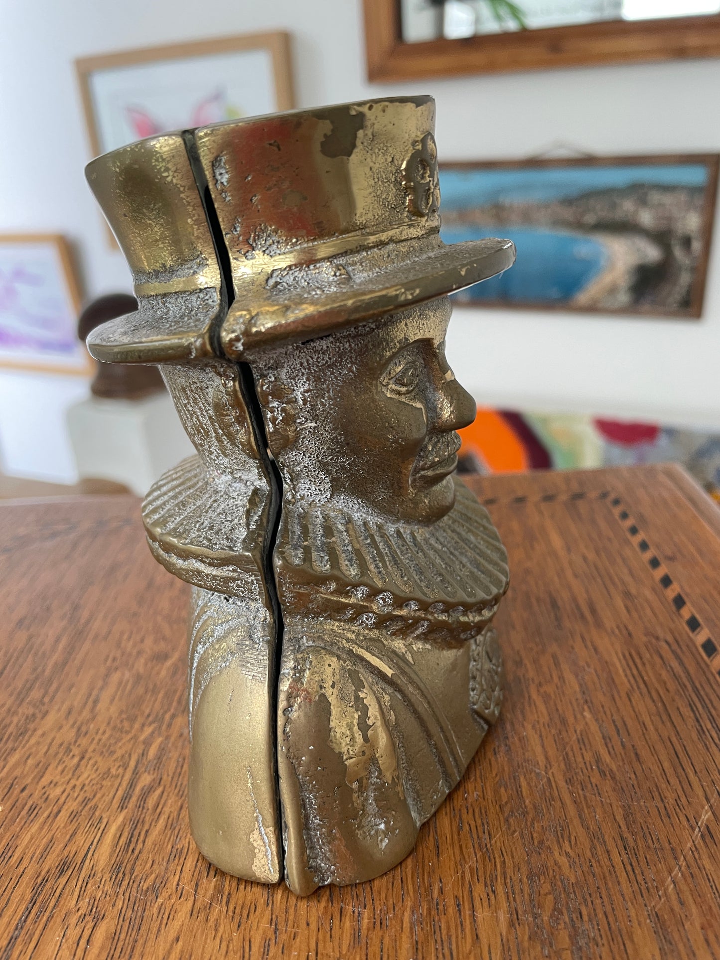Vintage Brass Beefeater Money Box – English Mid-Century Tower of London Souvenir Coin Bank Marked ENGLAND, 12 cm