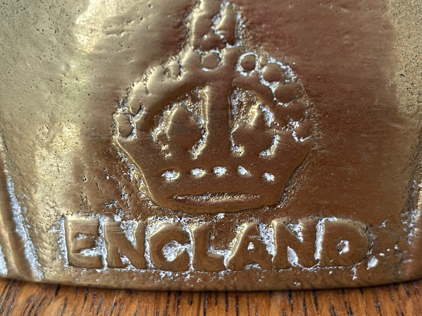 Vintage Brass Beefeater Money Box – English Mid-Century Tower of London Souvenir Coin Bank Marked ENGLAND, 12 cm