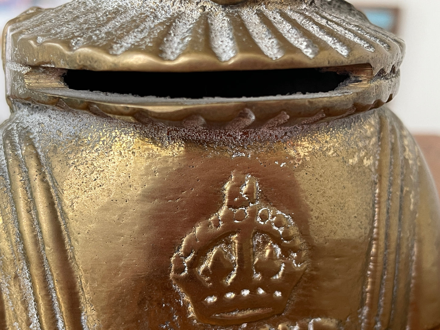 Vintage Brass Beefeater Money Box – English Mid-Century Tower of London Souvenir Coin Bank Marked ENGLAND, 12 cm