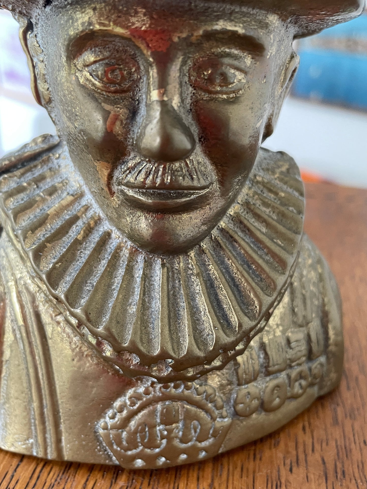 Vintage Brass Beefeater Money Box – English Mid-Century Tower of London Souvenir Coin Bank Marked ENGLAND, 12 cm