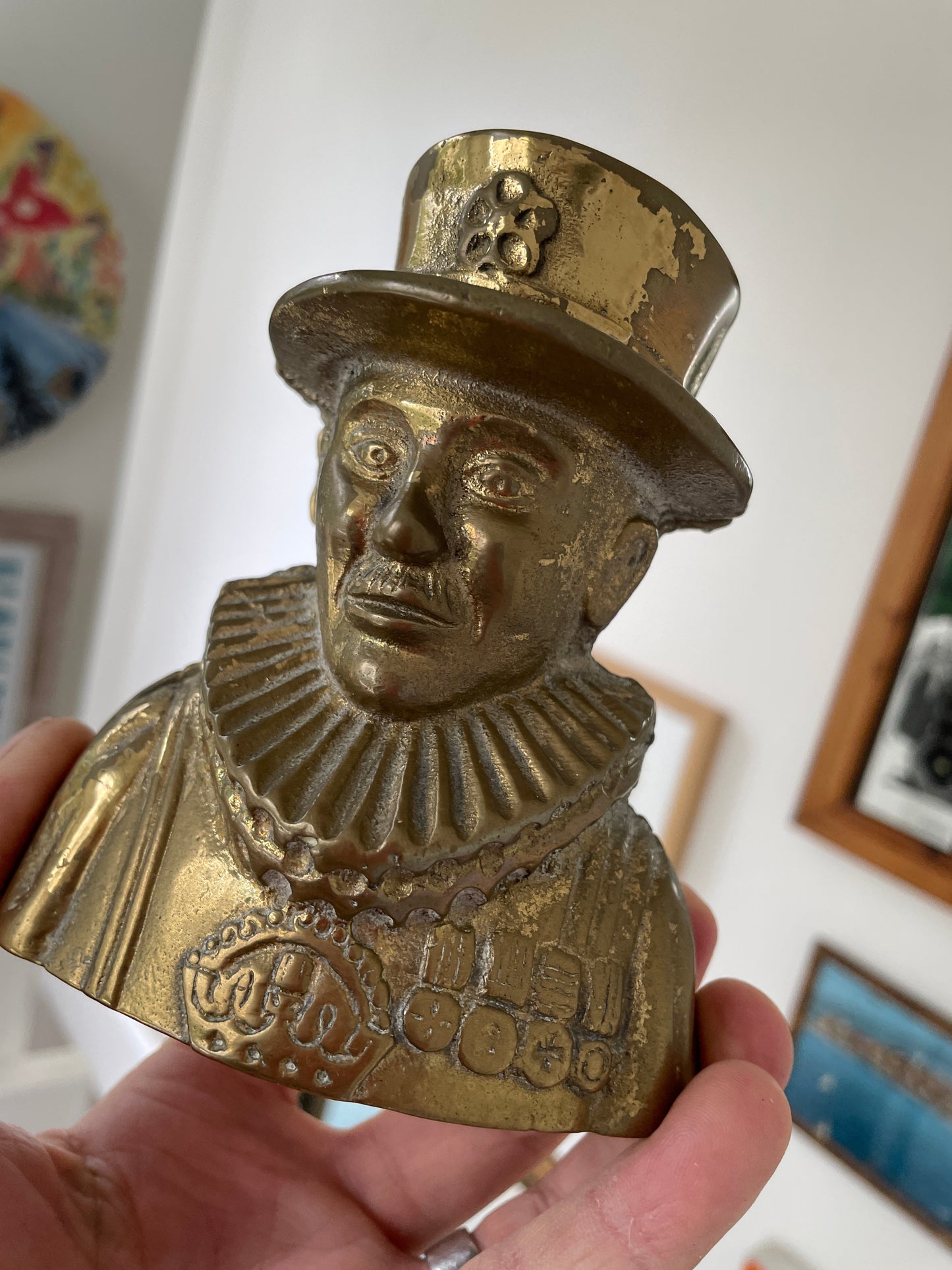 Vintage Brass Beefeater Money Box – English Mid-Century Tower of London Souvenir Coin Bank Marked ENGLAND, 12 cm