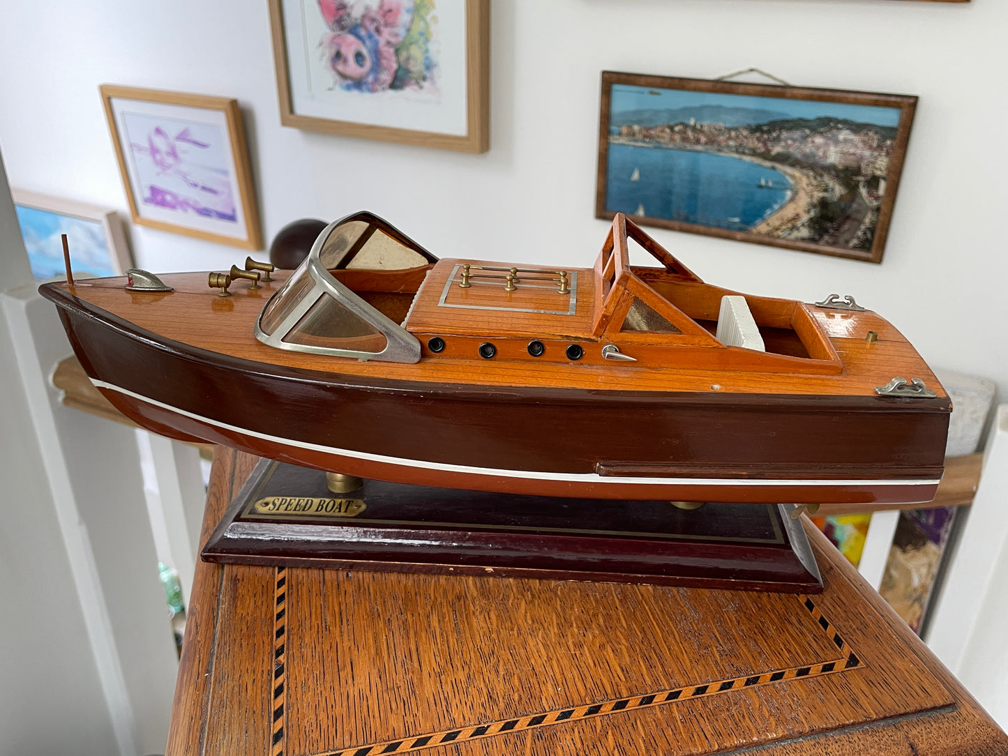 Vintage Wooden Model Speedboat on Stand – Handcrafted Mid Century Chris-Craft Style Motorboat, Varnished Display Boat with Brass Fittings