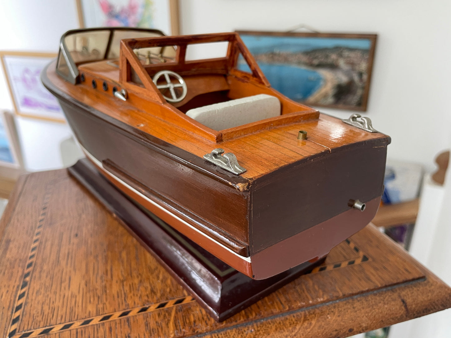 Vintage Wooden Model Speedboat on Stand – Handcrafted Mid Century Chris-Craft Style Motorboat, Varnished Display Boat with Brass Fittings
