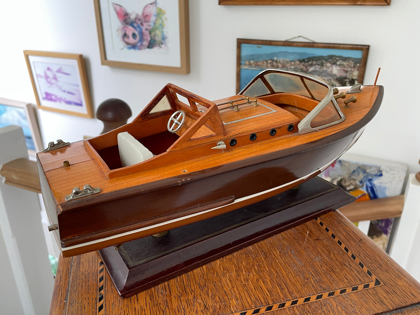Vintage Wooden Model Speedboat on Stand – Handcrafted Mid Century Chris-Craft Style Motorboat, Varnished Display Boat with Brass Fittings