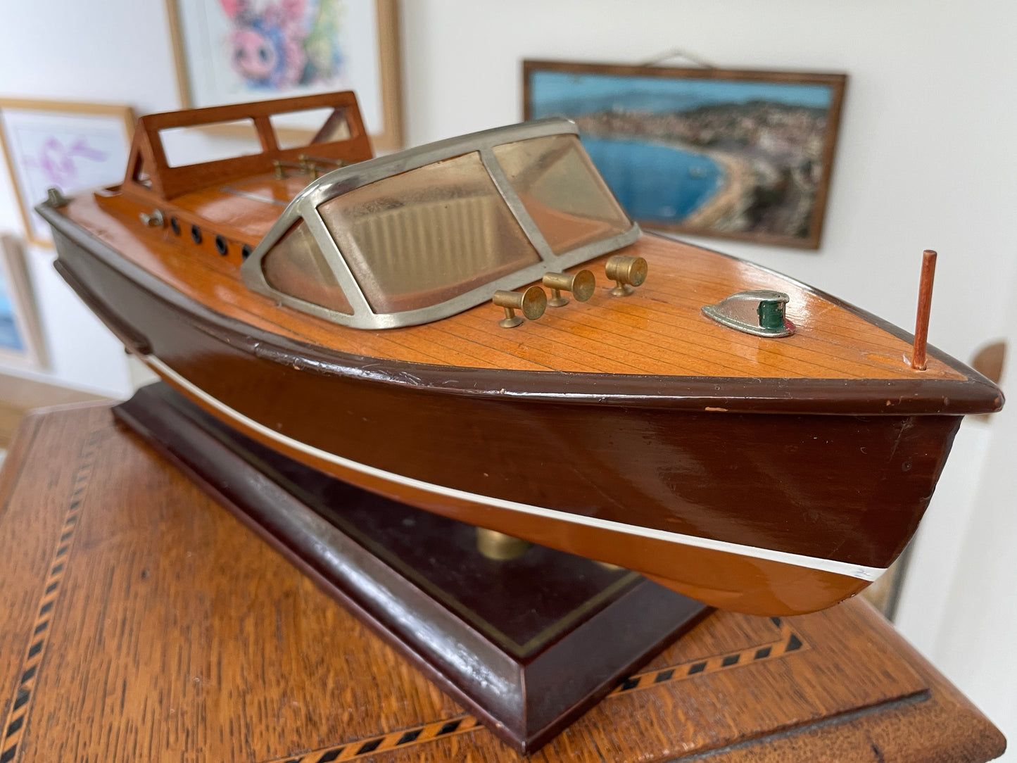 Vintage Wooden Model Speedboat on Stand – Handcrafted Mid Century Chris-Craft Style Motorboat, Varnished Display Boat with Brass Fittings