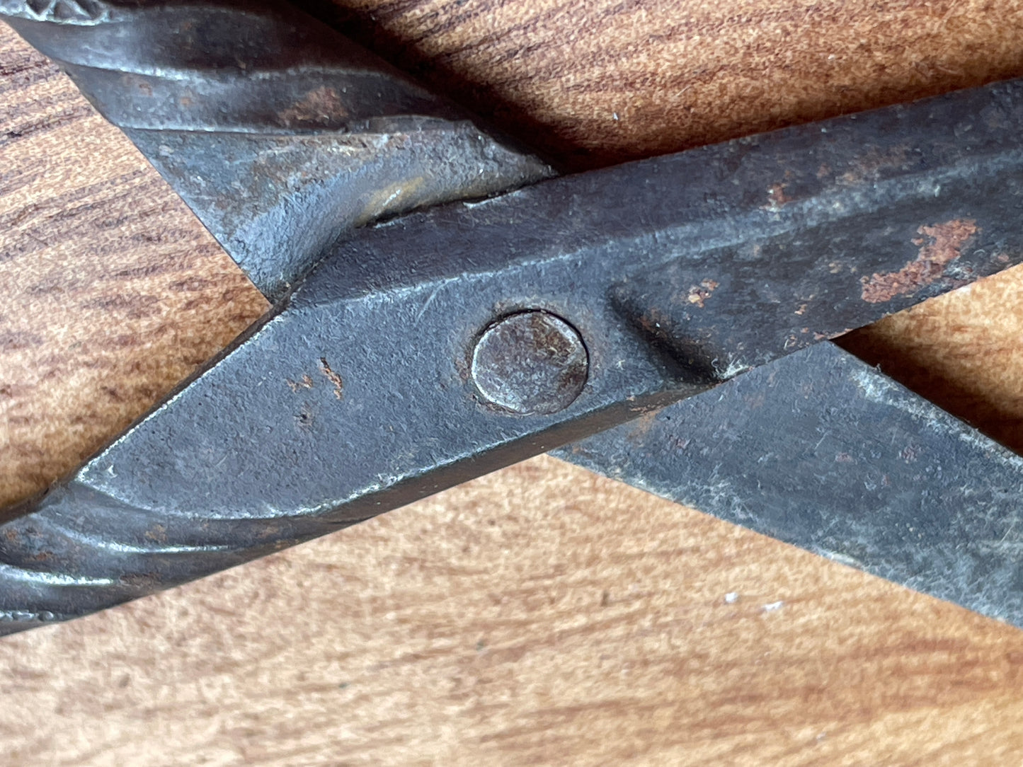 Victorian steel scissors with rib twist handle