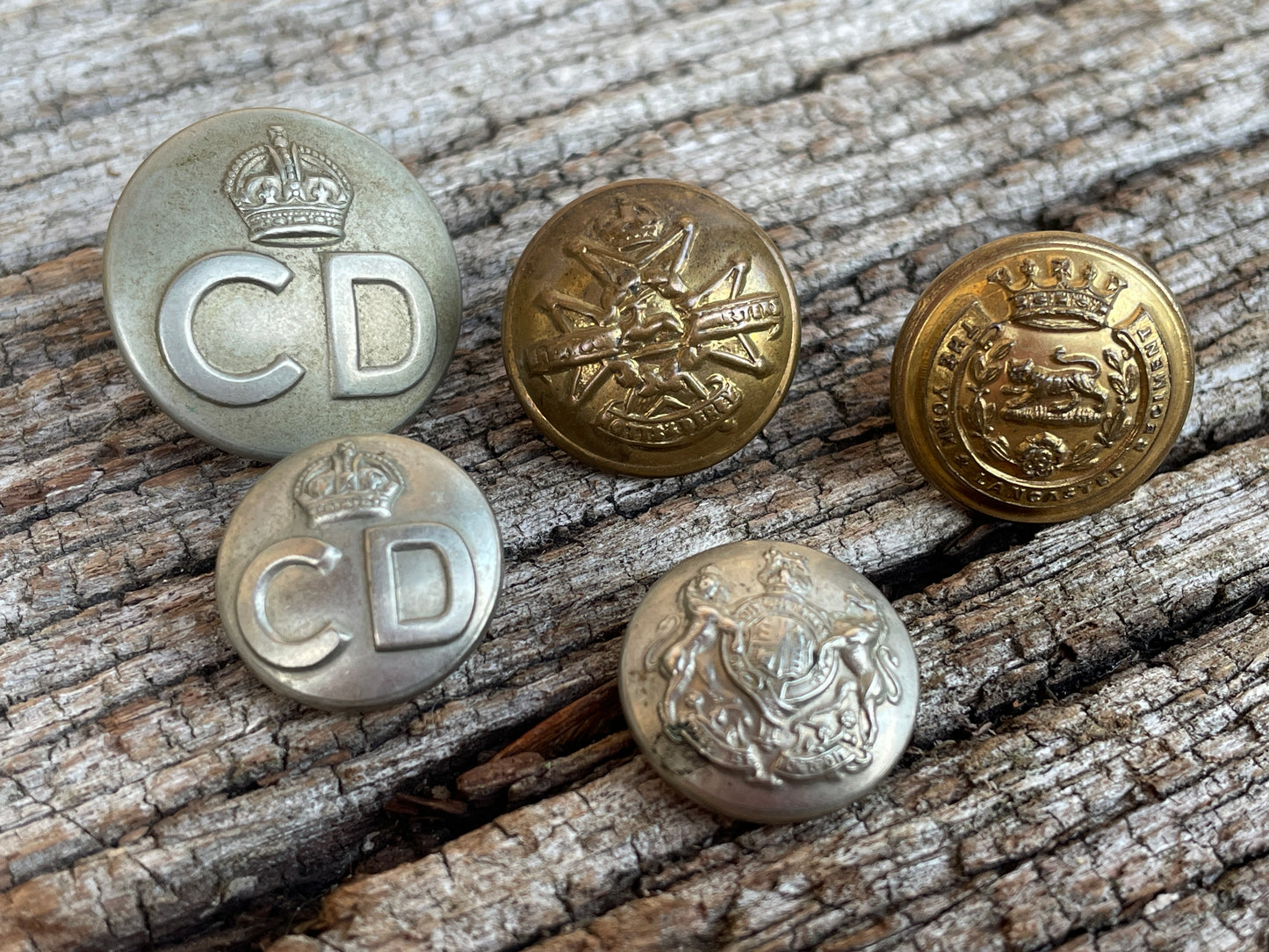 Five military buttons Royal Arms, Civil Defence, Regiment, Home Counties Brigade