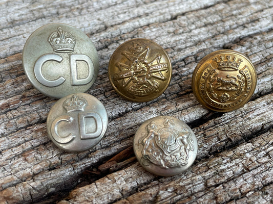 Five military buttons Royal Arms, Civil Defence, Regiment, Home Counties Brigade
