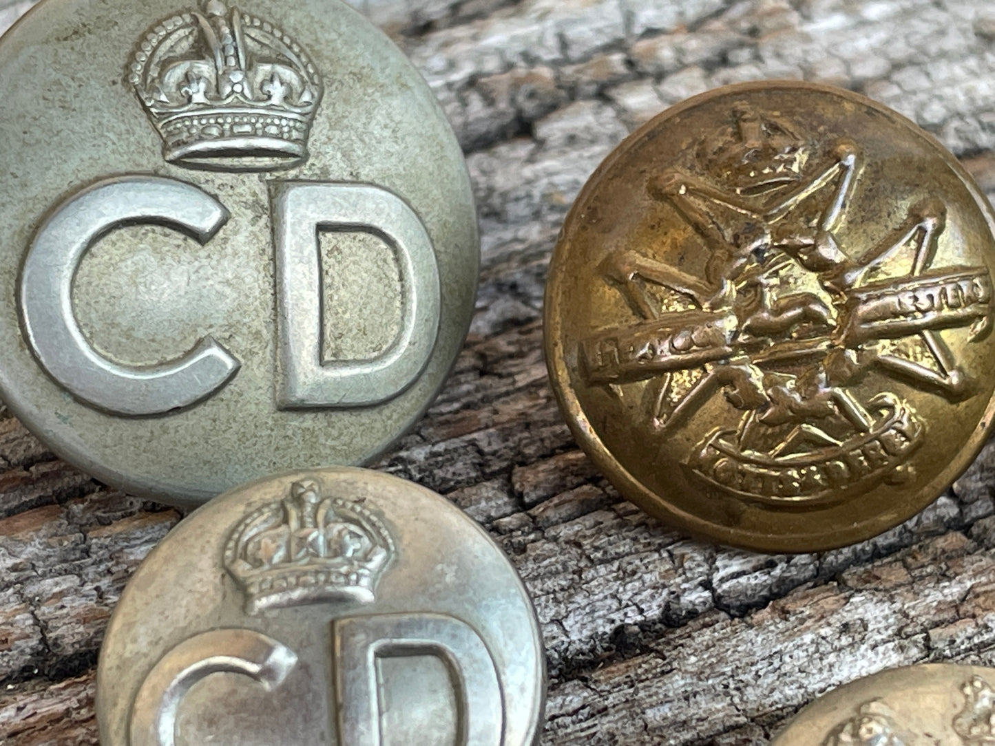 Five military buttons Royal Arms, Civil Defence, Regiment, Home Counties Brigade