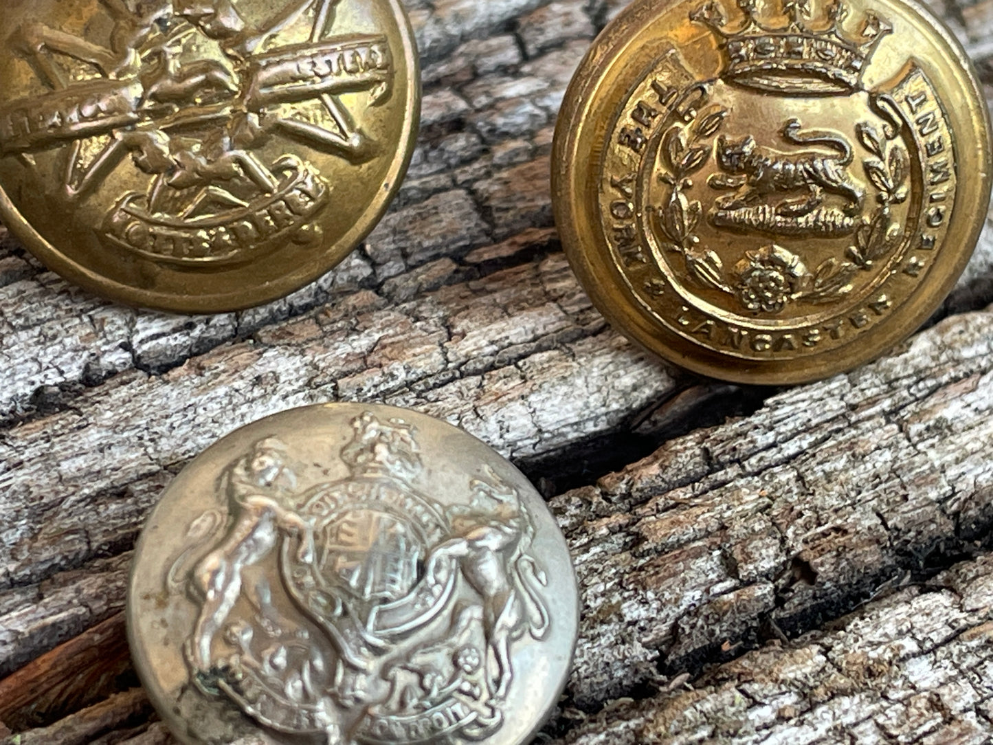 Five military buttons Royal Arms, Civil Defence, Regiment, Home Counties Brigade