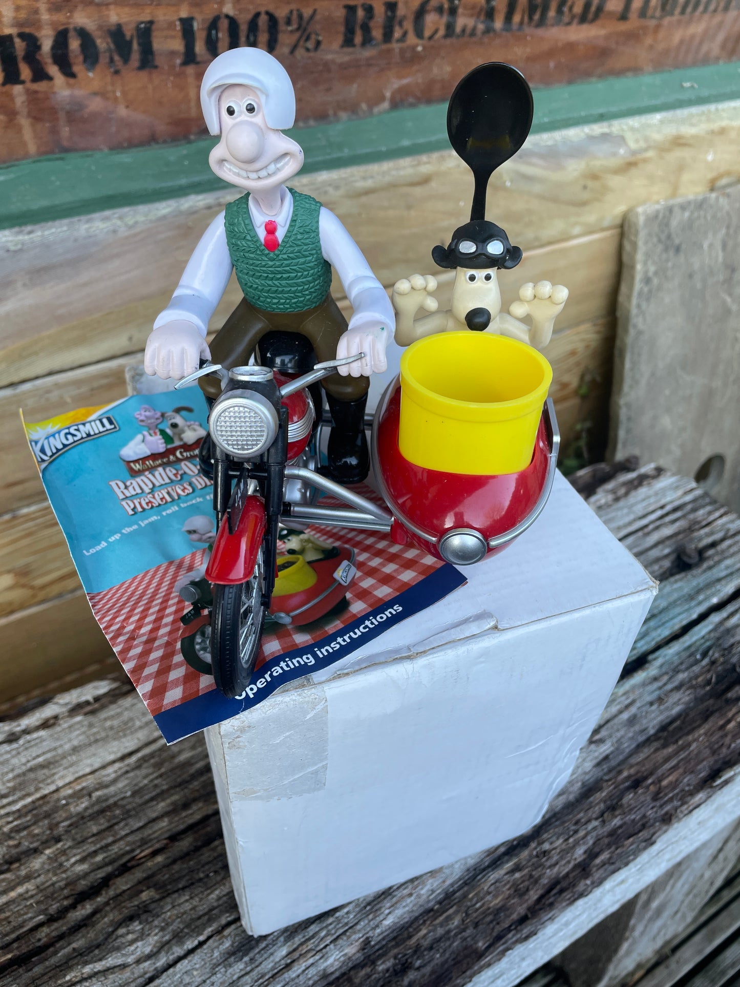 Wallace and Gromit Rapide-O-Matic clockwork moveable preserve dispenser 14cm tall