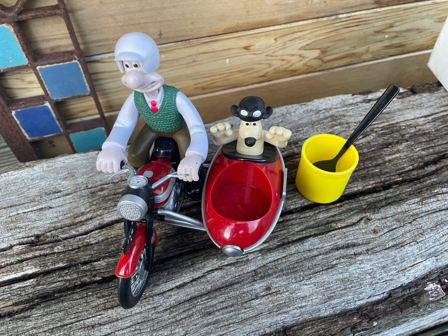 Wallace and Gromit Rapide-O-Matic clockwork moveable preserve dispenser 14cm tall
