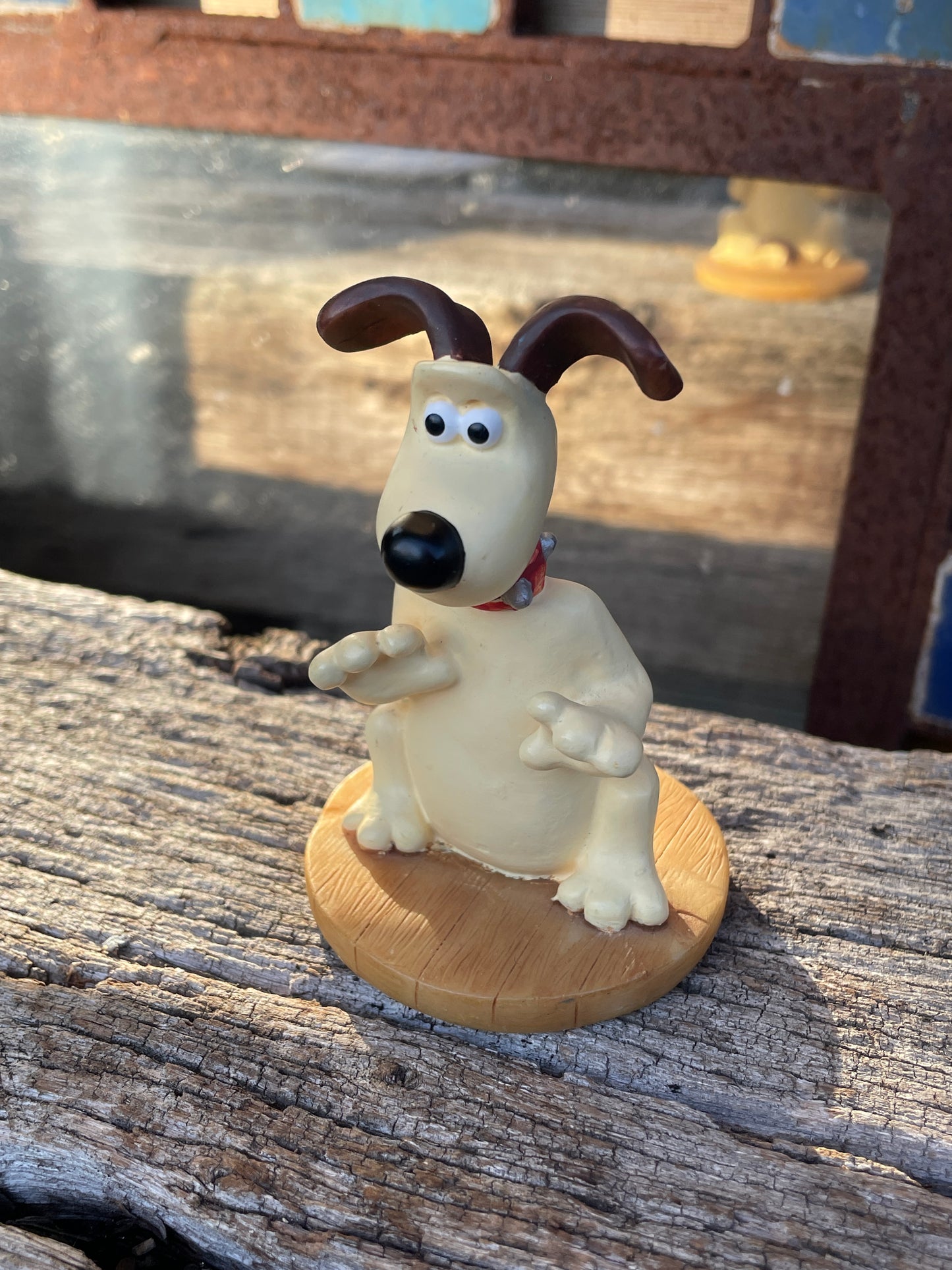 Wallace and Gromit Original vintage ceramic Figurine on a stand 8.5cm tall