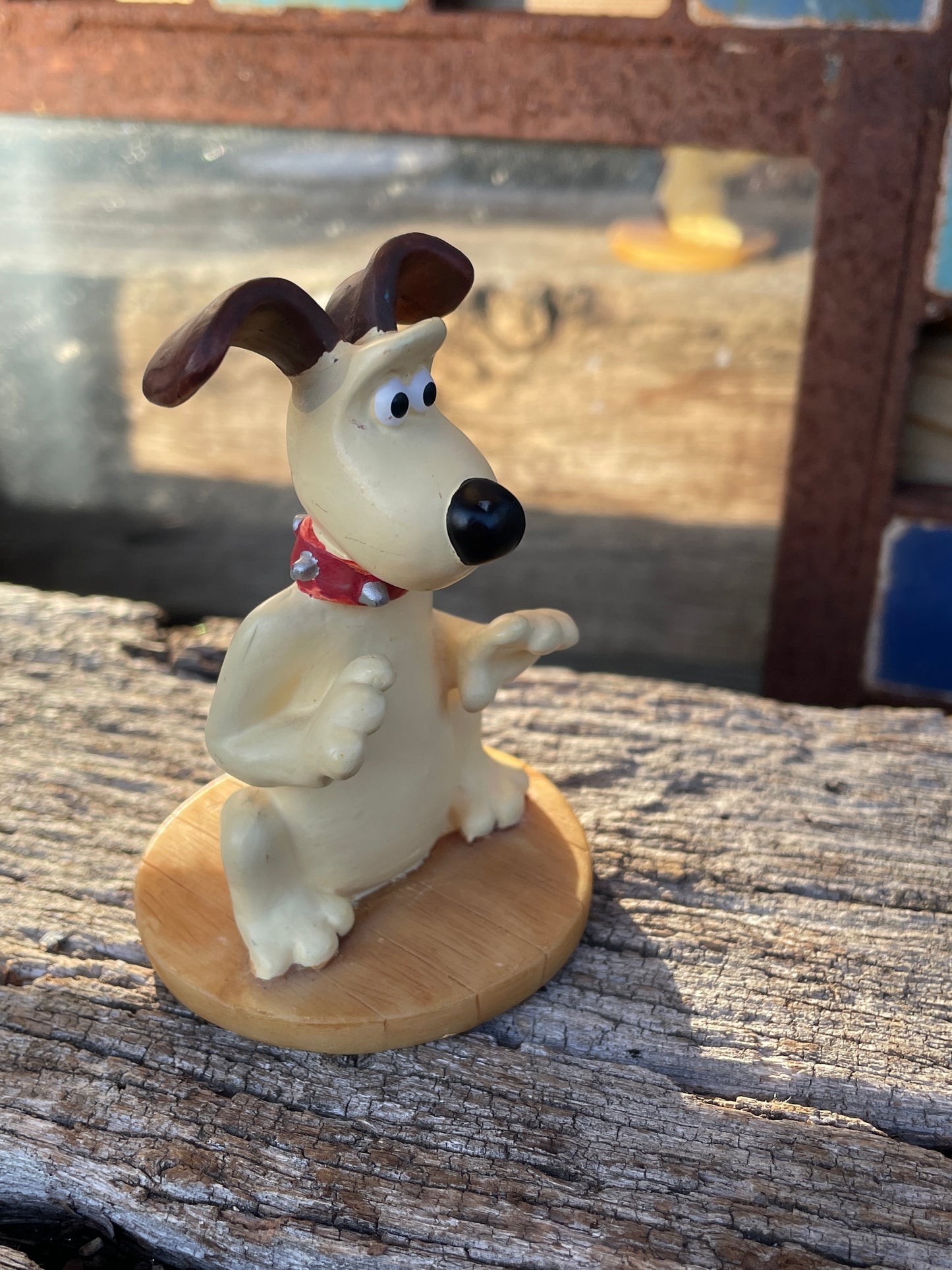 Wallace and Gromit Original vintage ceramic Figurine on a stand 8.5cm tall
