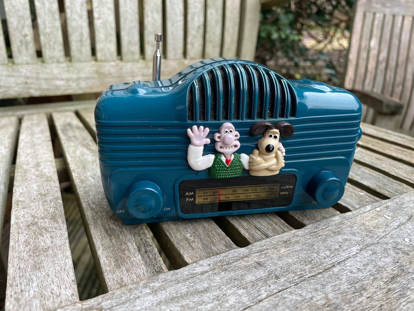 Wallace and Gromit AM/FM radio - working 15cm wide