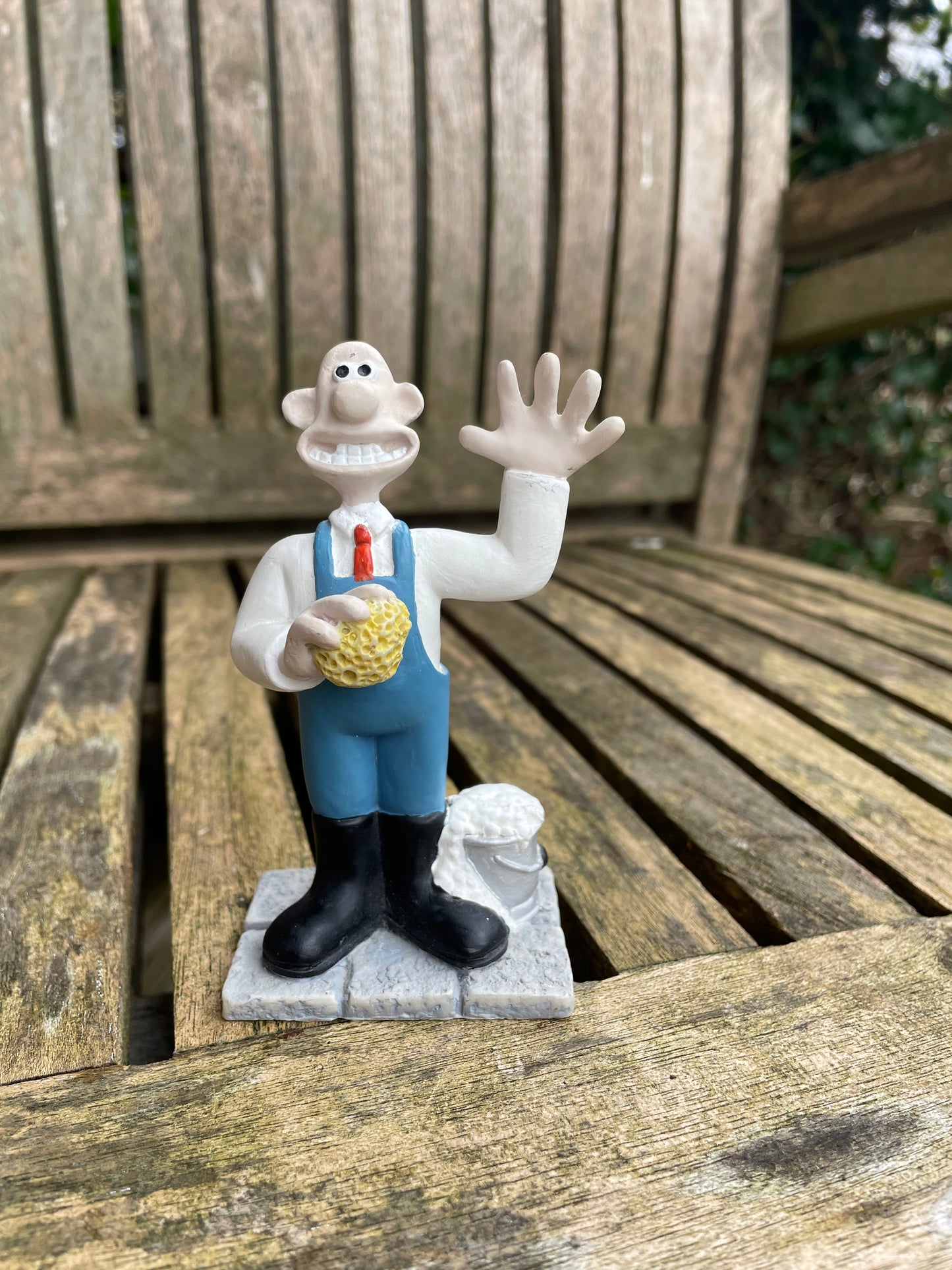 Wallace and Gromit- Wallace window cleaner character ceramic figure 11cm tall