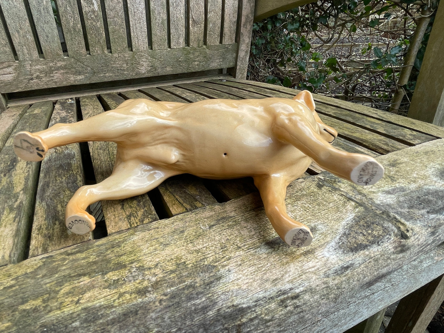 Vintage golden Labrador Wendover Beswick porcelain dog figurine 