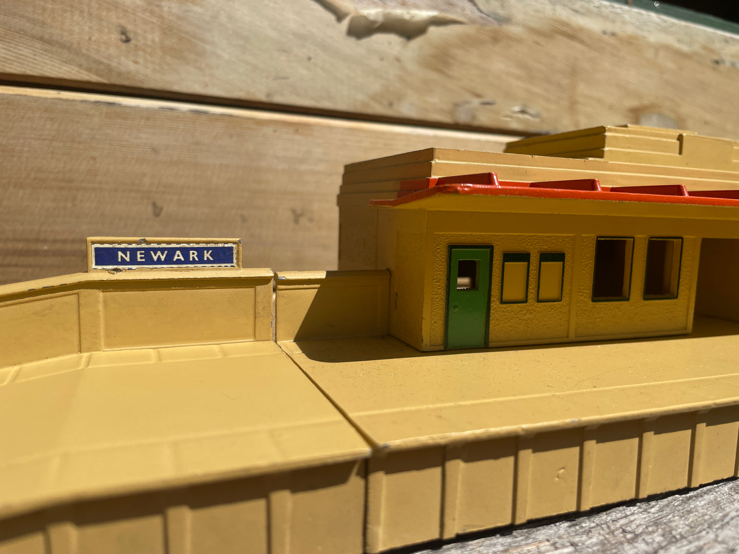 Vintage Hornby Dublo D1 Through Station with Box – Meccano Model Railway Accessory 1950s