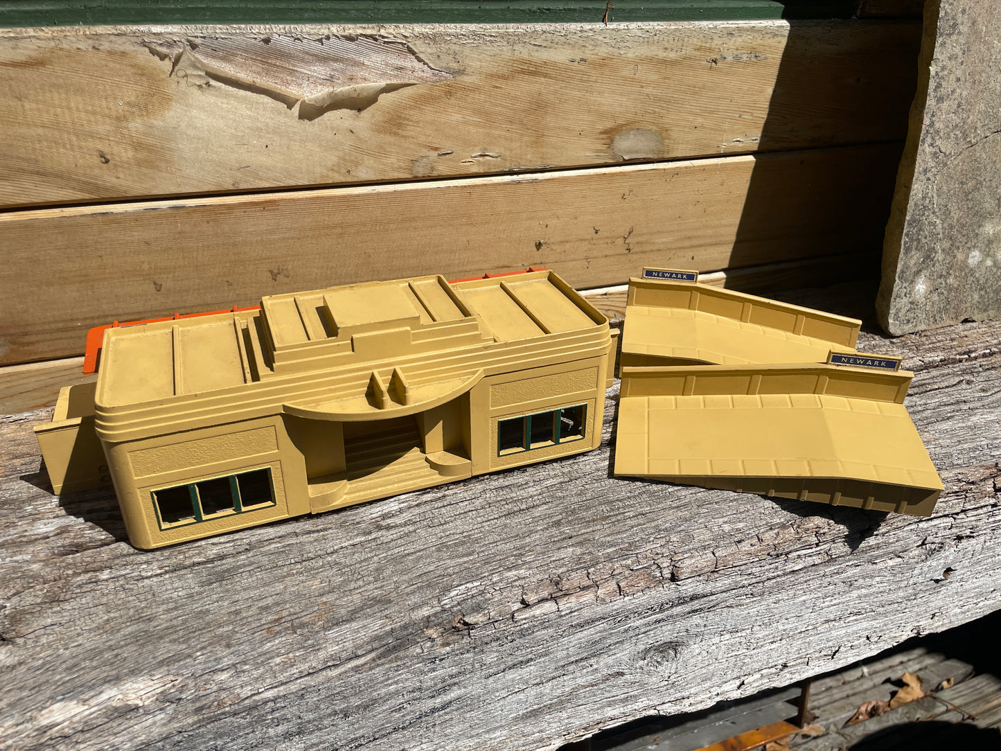 Vintage Hornby Dublo D1 Through Station with Box – Meccano Model Railway Accessory 1950s