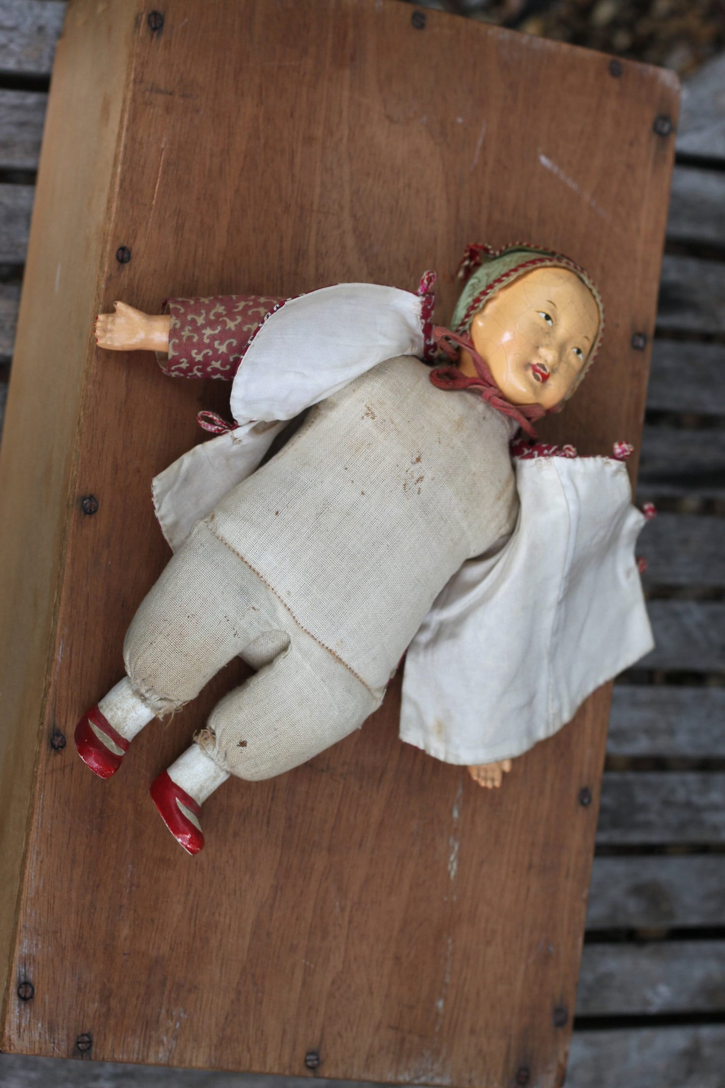 Vintage Chinese carved wood doll with amulet coin – 23cm straw-stuffed cloth body, painted face, cap & jacket c.1930s–50s