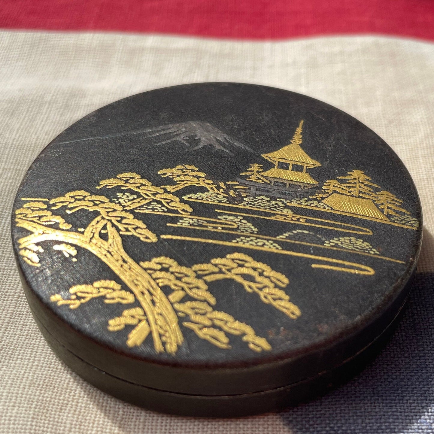 A Japanese Komai Type K24 Gold Marked Damascene Compact With Mirrored Back Decorated With Mount Fuji, 5cm in Diameter - 44g
