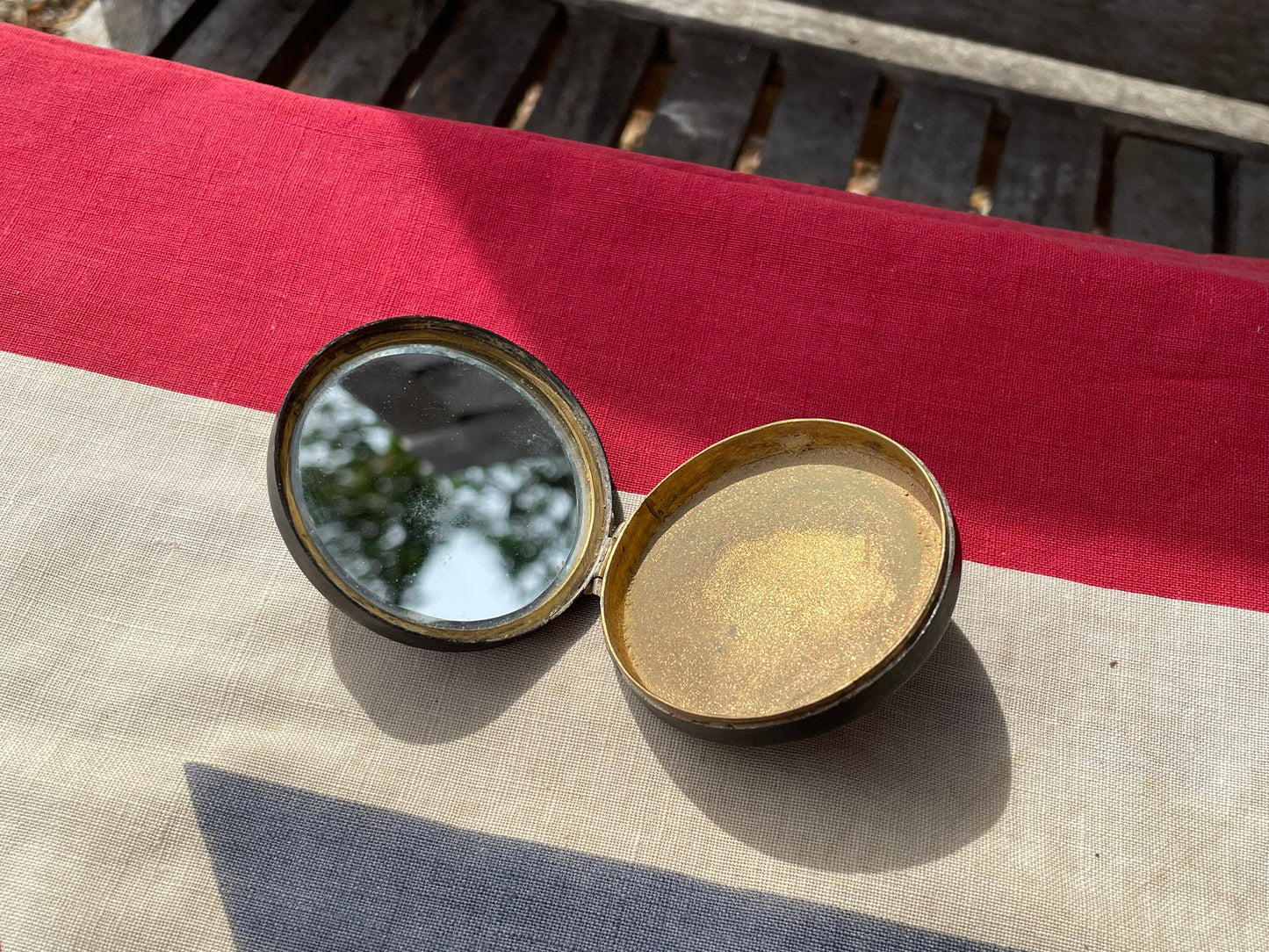 A Japanese Komai Type K24 Gold Marked Damascene Compact With Mirrored Back Decorated With Mount Fuji, 5cm in Diameter - 44g