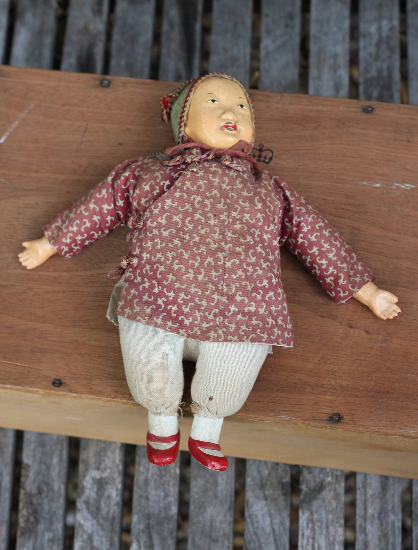 Vintage Chinese carved wood doll with amulet coin – 23cm straw-stuffed cloth body, painted face, cap & jacket c.1930s–50s