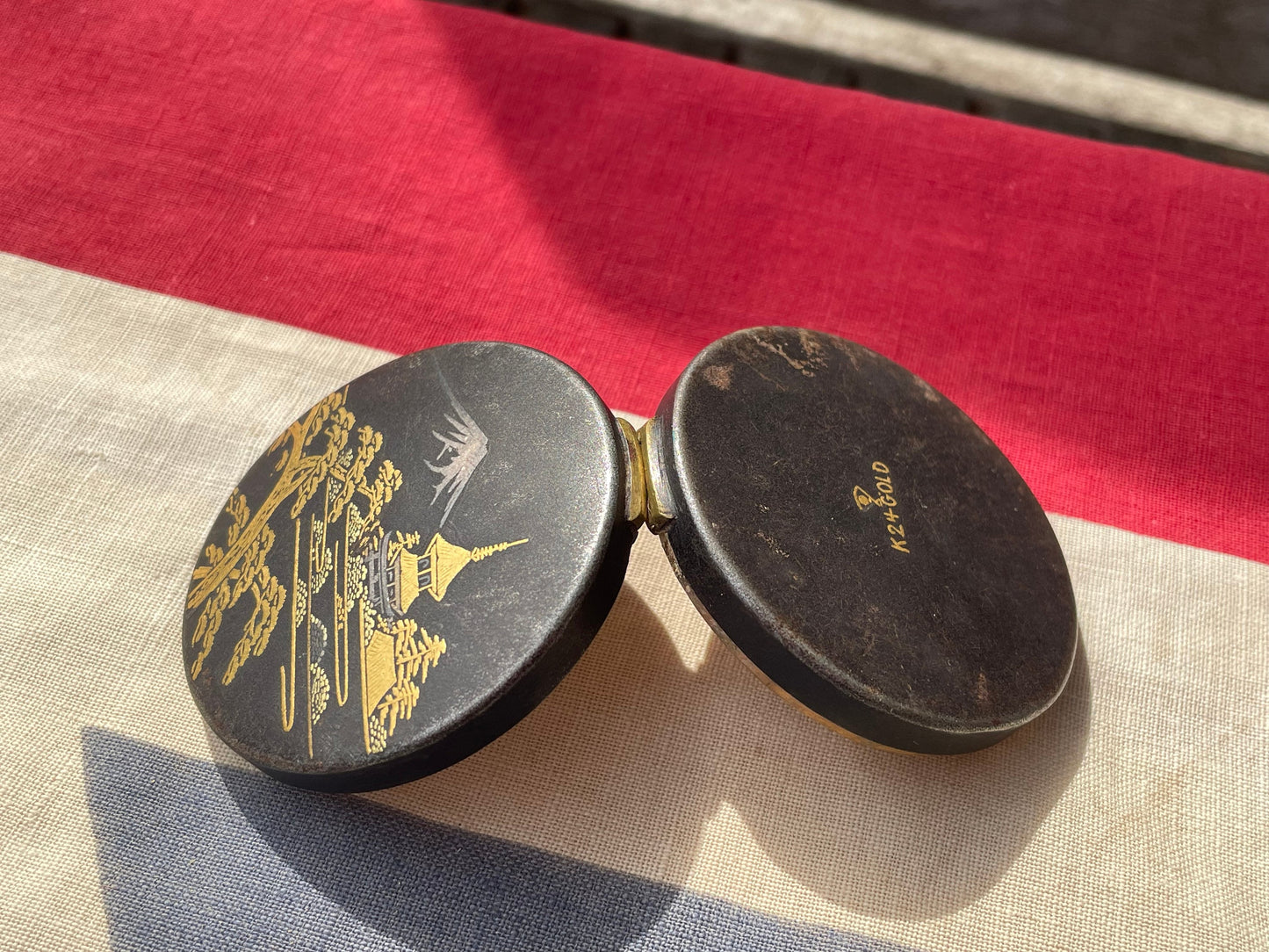 A Japanese Komai Type K24 Gold Marked Damascene Compact With Mirrored Back Decorated With Mount Fuji, 5cm in Diameter - 44g