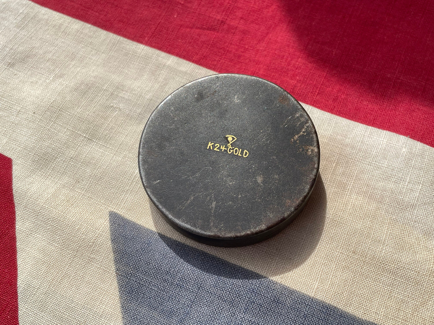 A Japanese Komai Type K24 Gold Marked Damascene Compact With Mirrored Back Decorated With Mount Fuji, 5cm in Diameter - 44g