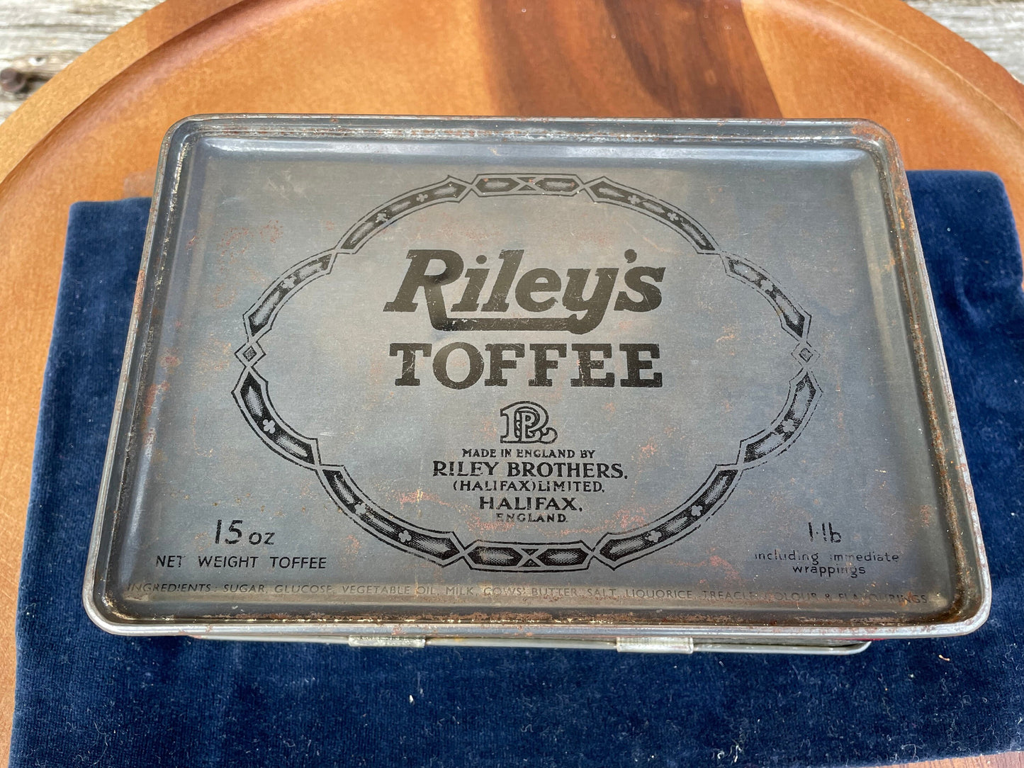 A Mid Century Vintage Riley's Toffee Tin, Depicting Hunters on Horseback in The Woods With Falcons 16.5cm Wide
