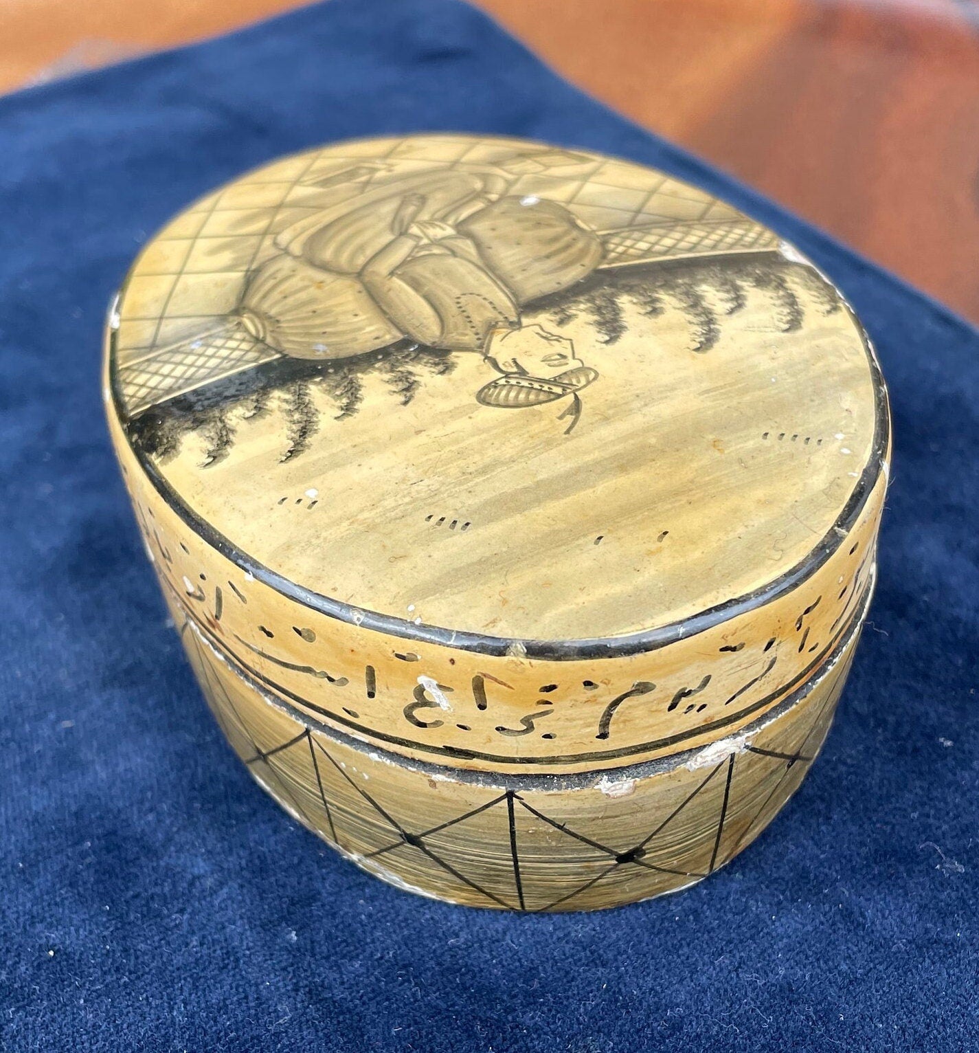 A hand made Persian/Indian Papier-mch box and cover 9x7x4cm