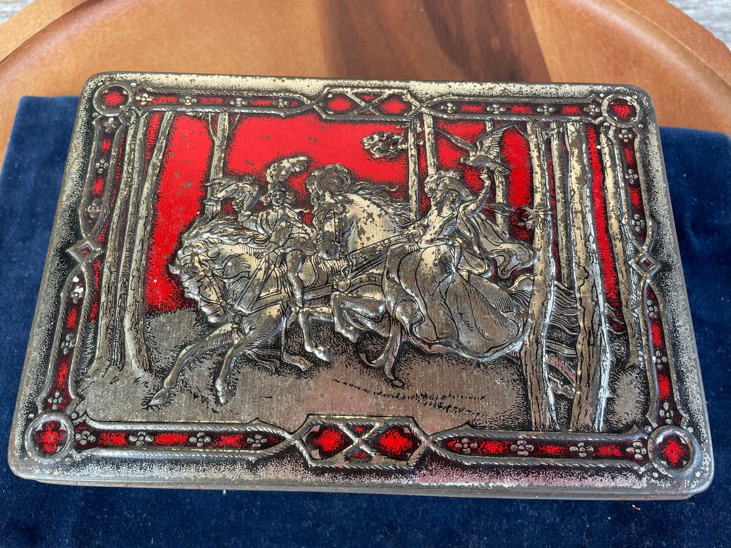 A Mid Century Vintage Riley's Toffee Tin, Depicting Hunters on Horseback in The Woods With Falcons 16.5cm Wide
