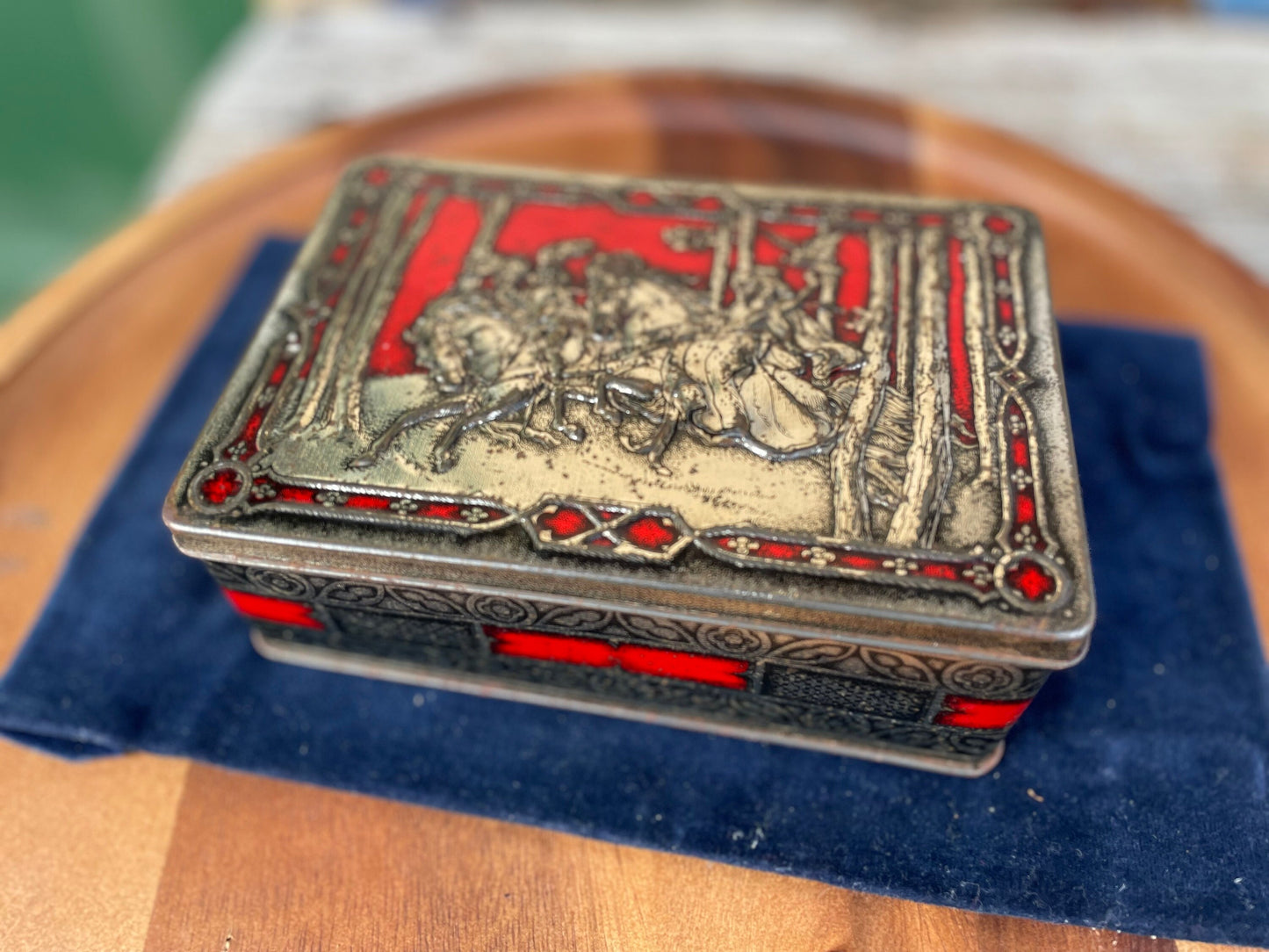 A Mid Century Vintage Riley's Toffee Tin, Depicting Hunters on Horseback in The Woods With Falcons 16.5cm Wide