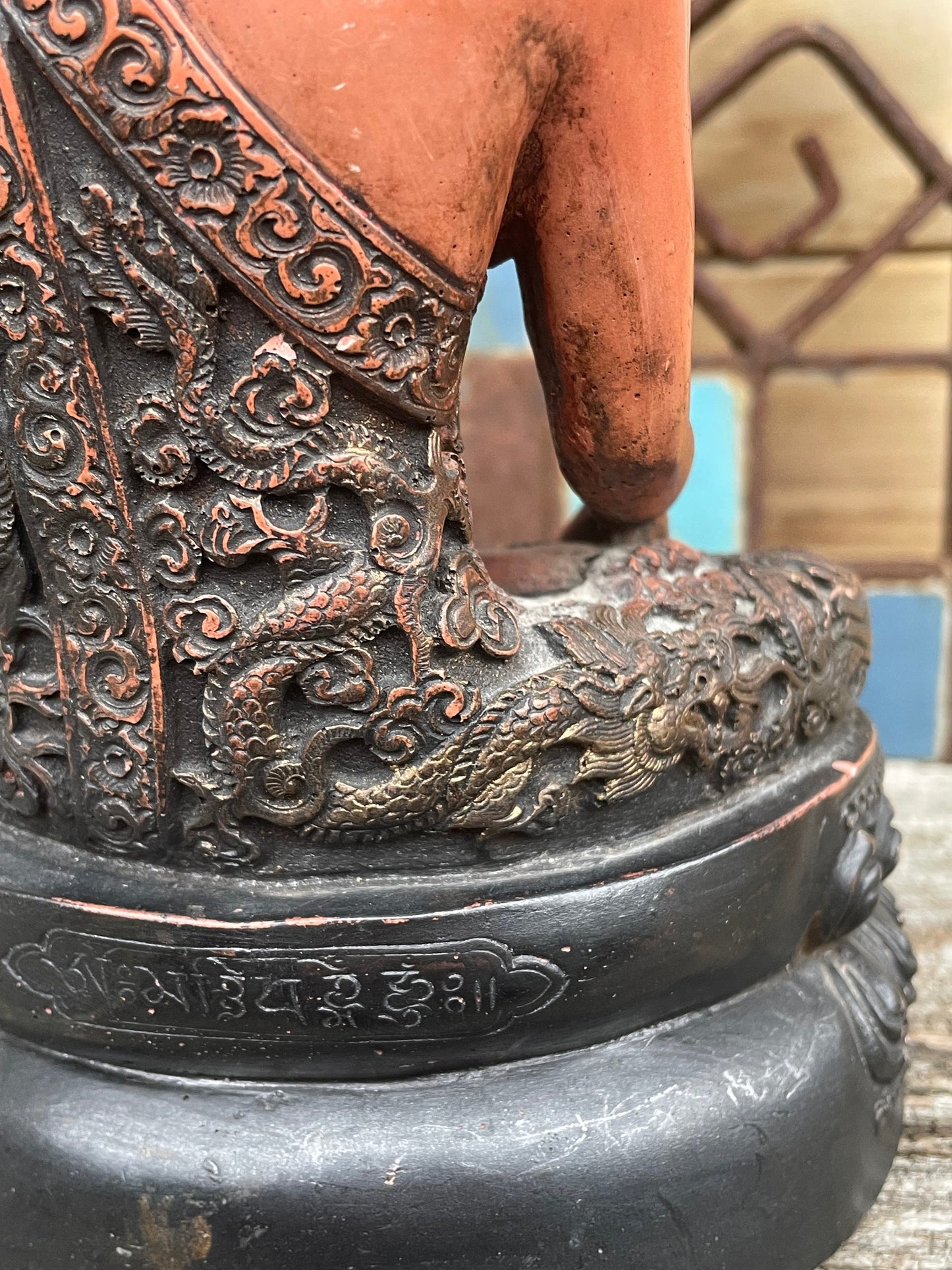 A Very Finely Detailed Ceramic Sitting Buddha 1.6kg 21cm Tall