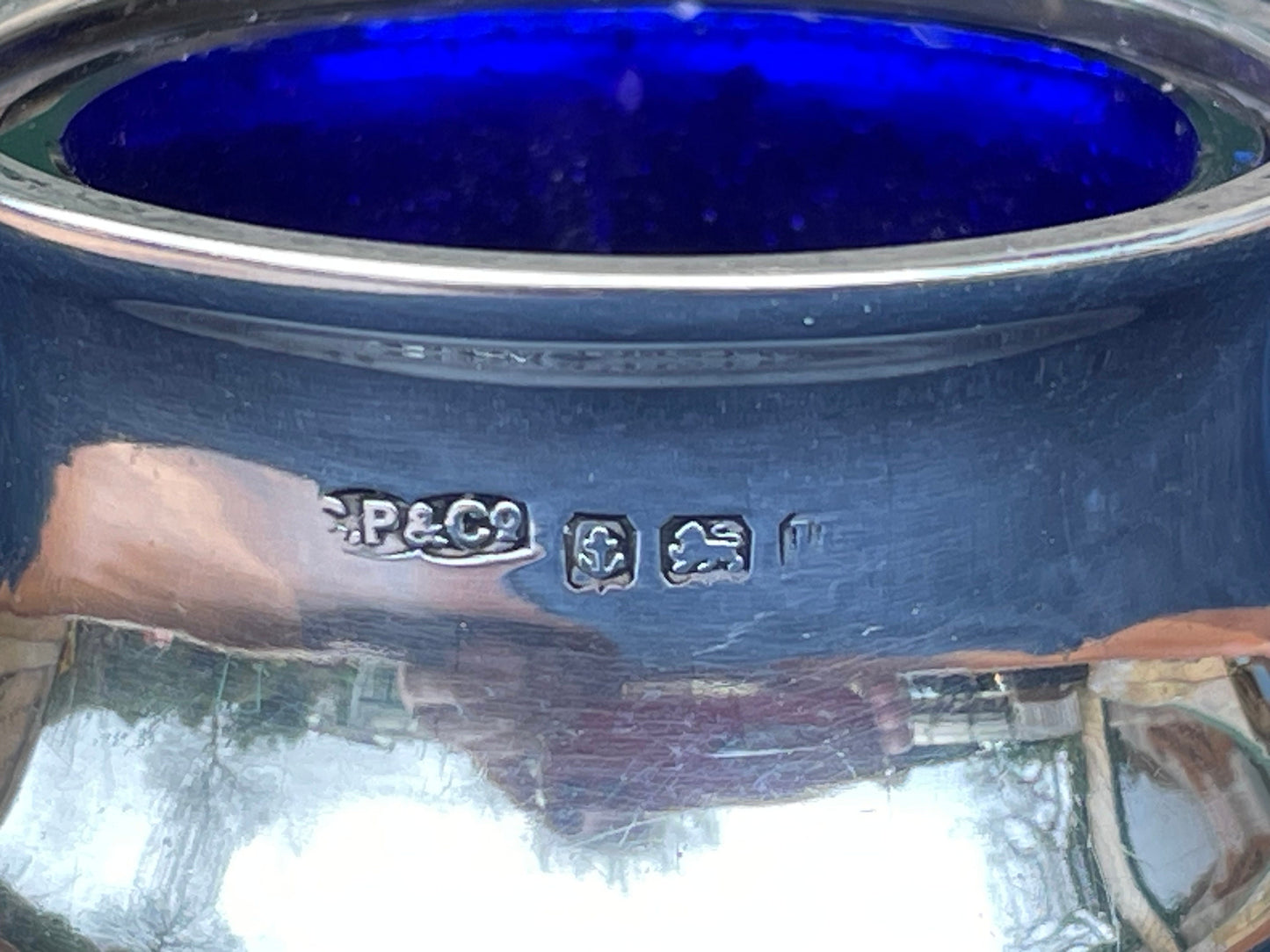 An antique hallmarked solid silver and Bristol blue glass condiment pot -Charles Perry & Co - Birmingham - 1919 - 4.5cm diameter