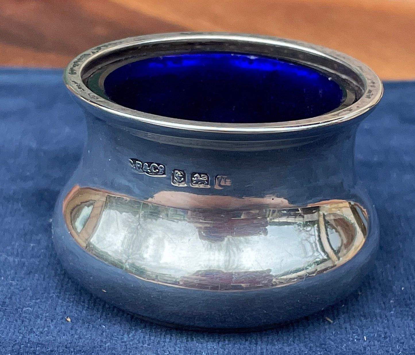 An antique hallmarked solid silver and Bristol blue glass condiment pot -Charles Perry & Co - Birmingham - 1919 - 4.5cm diameter