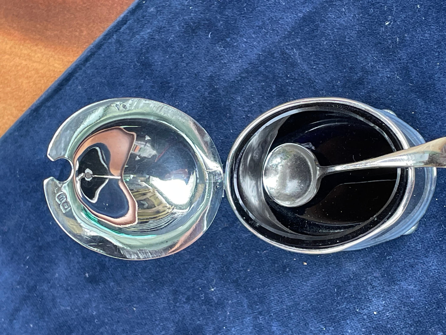 A solid silver English hallmarked condiment/mustard pot with Bristol blue glass liner and spoon - Gorham Manufacturing Co Birmingham - 1919