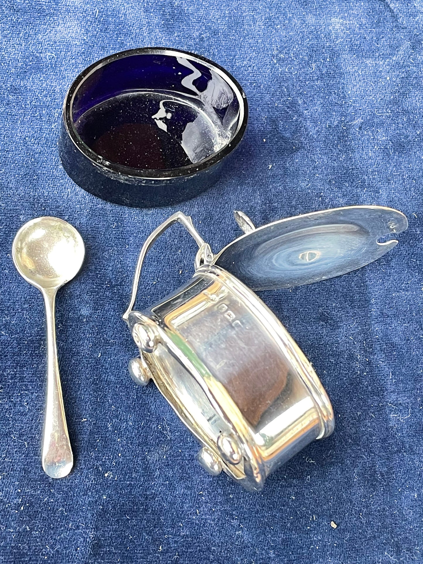 A solid silver English hallmarked condiment/mustard pot with Bristol blue glass liner and spoon - Gorham Manufacturing Co Birmingham - 1919