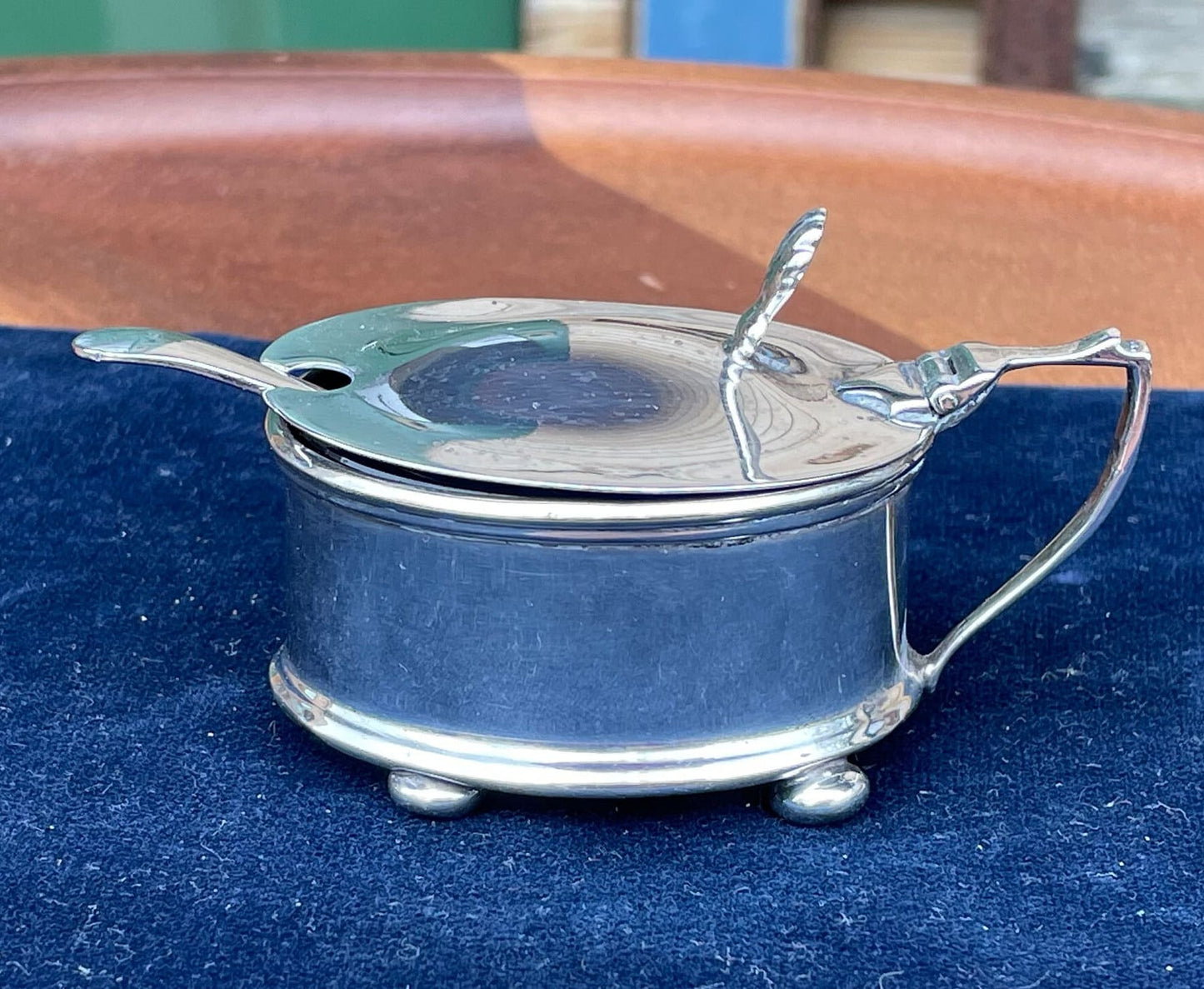 A solid silver English hallmarked condiment/mustard pot with Bristol blue glass liner and spoon - Gorham Manufacturing Co Birmingham - 1919