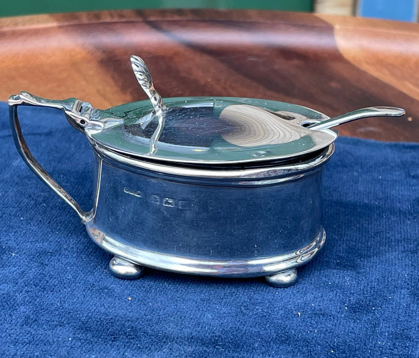 A solid silver English hallmarked condiment/mustard pot with Bristol blue glass liner and spoon - Gorham Manufacturing Co Birmingham - 1919
